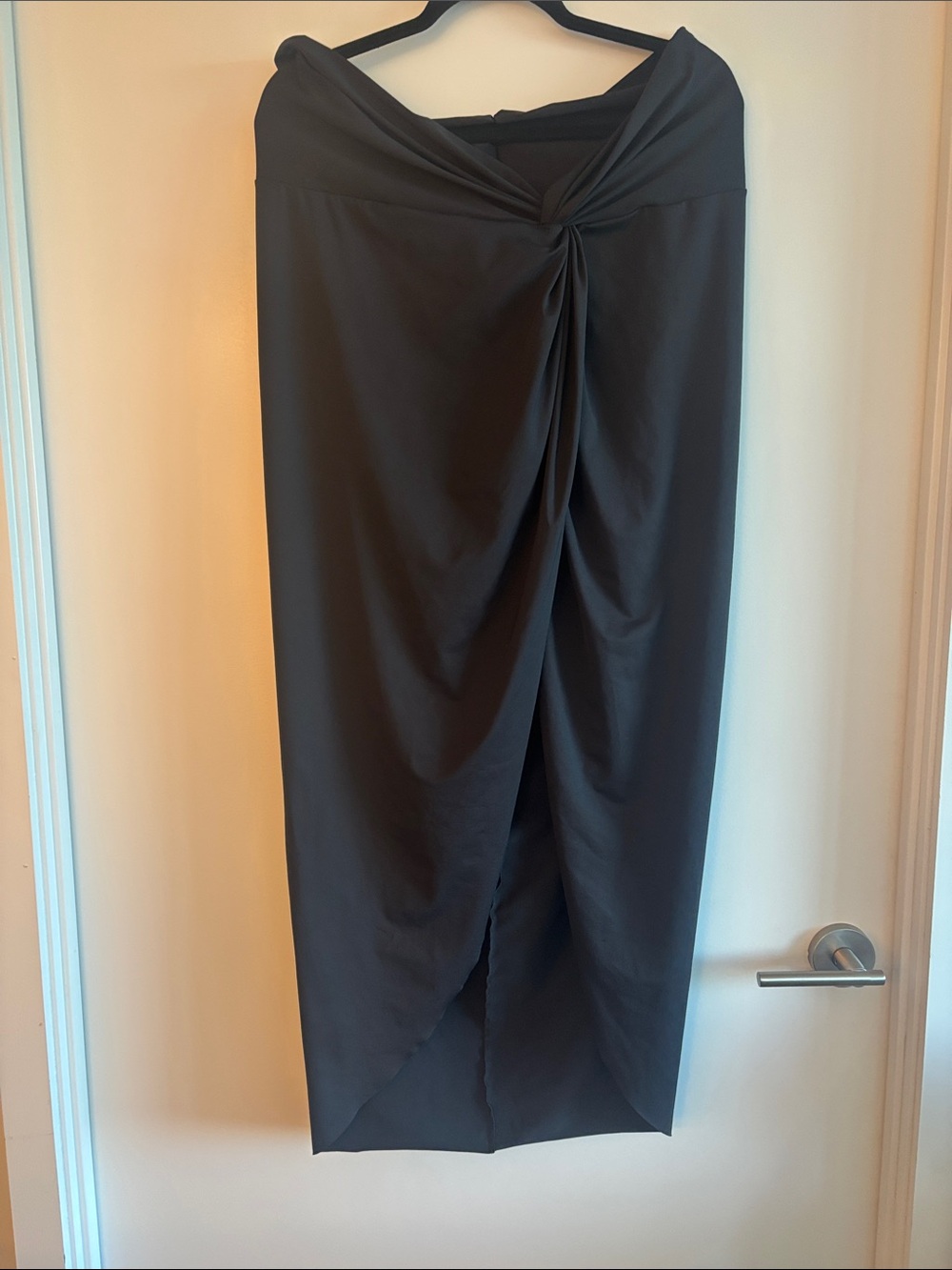 SKIMS Black Twist Front Swim Sarong in Onyx